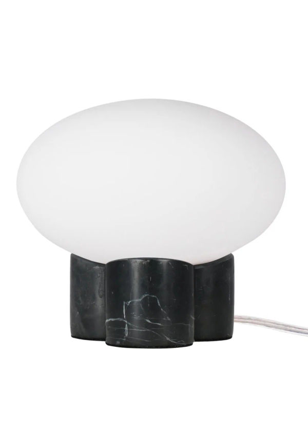 Svart bordslampa som passar perfekt till sommaren 2025!