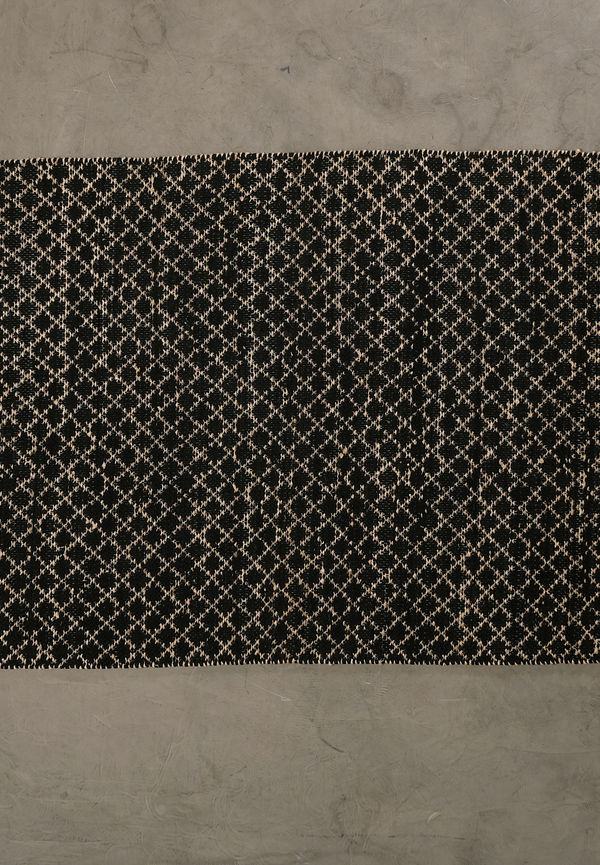 Jättesnygg matta i svart från GOF.