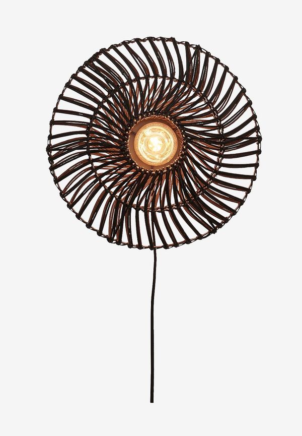 Trendig svart lampa 2025 från Good&Mojo.