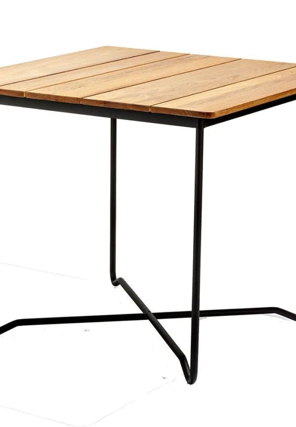 Stilriktig karmstol i svart färg gjord i teak.