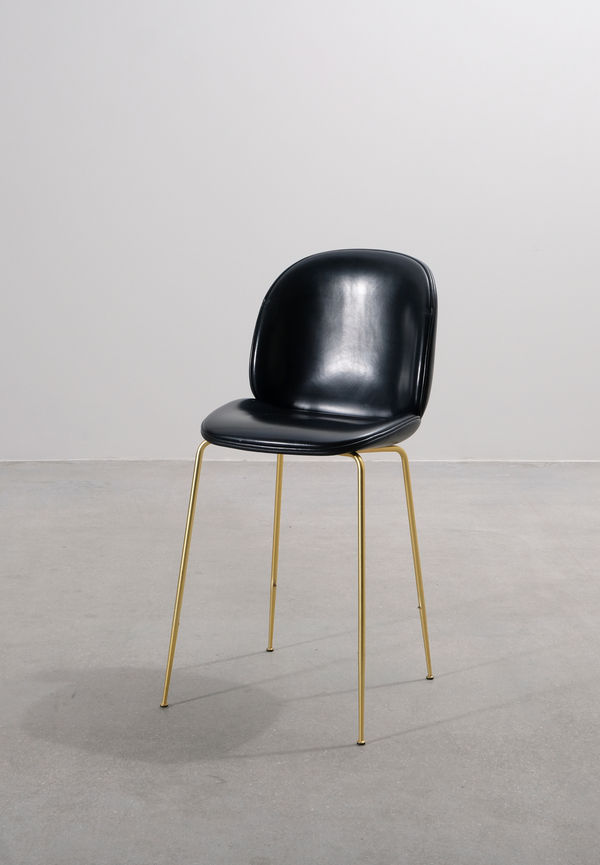 Elegant svart stol 2025 från Gubi.