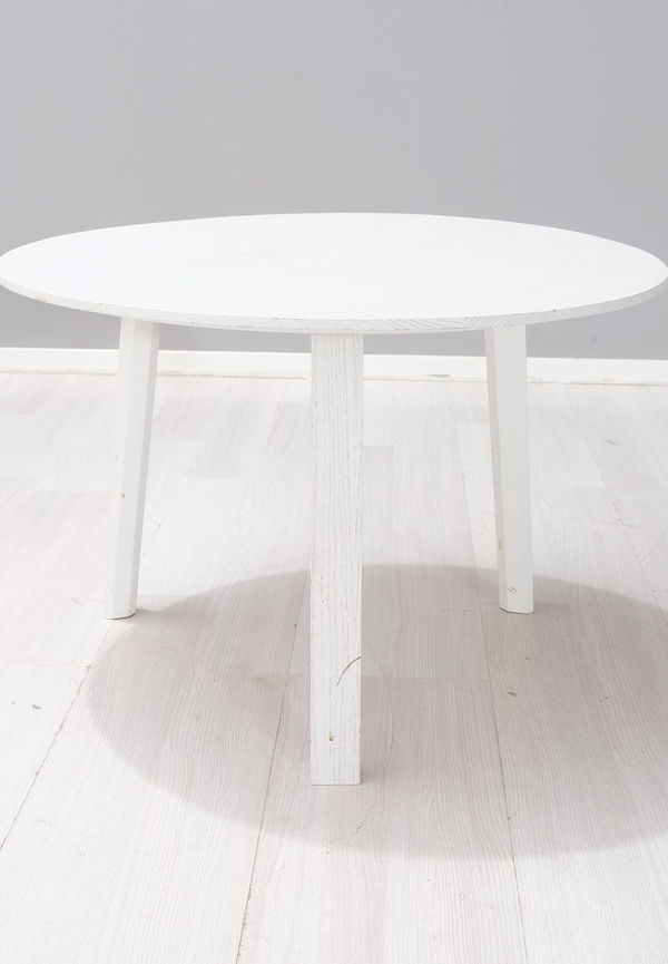 Klassisk vit bord 2025 från Gubi.