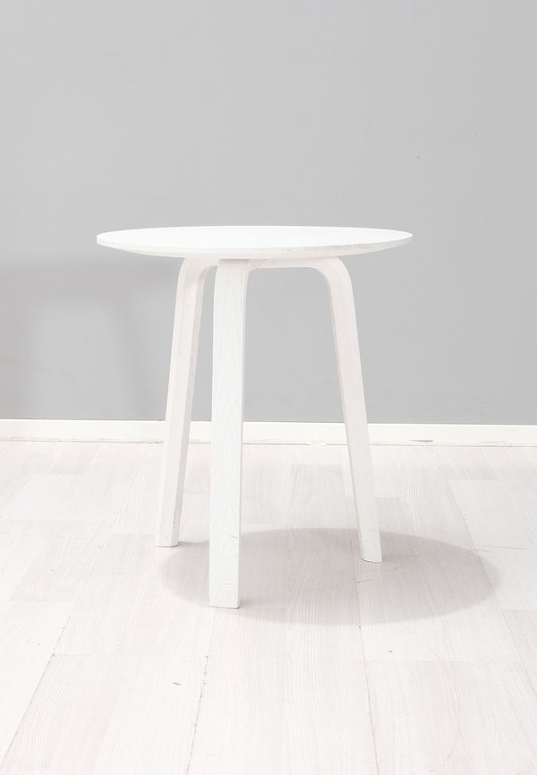 Riktigt fin sidobord i vitt från Gubi.