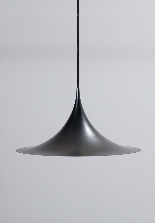 Elegant svart lampa 2025 från Gubi.