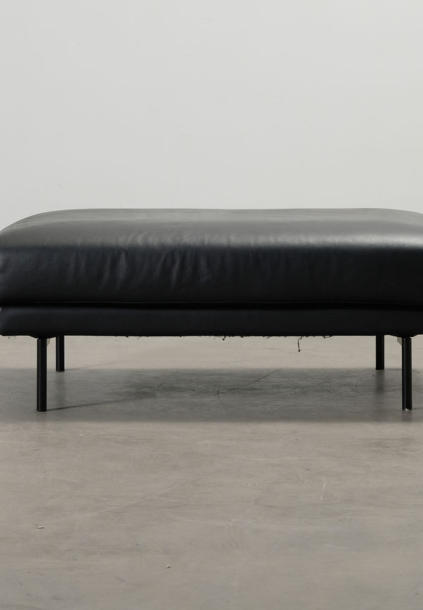 Fantastiskt snygg fotpall i läder från Hakola.