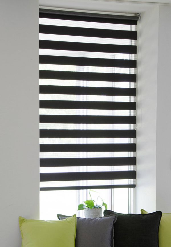 Modern hissgardin i svart från Hasta.