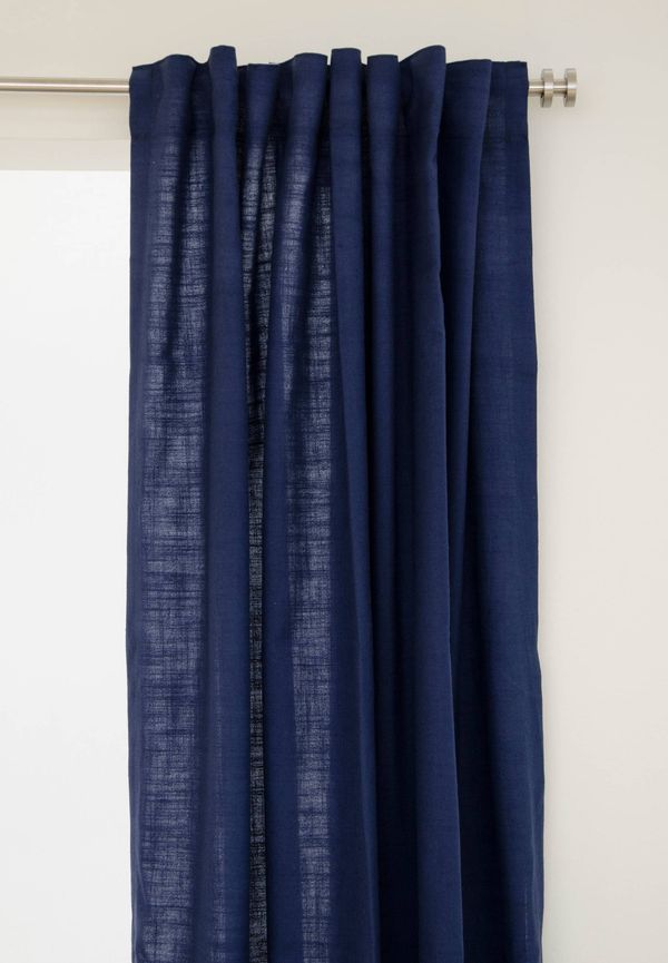 Mörkblå Hasta-linnegardin i komfortabel modell.