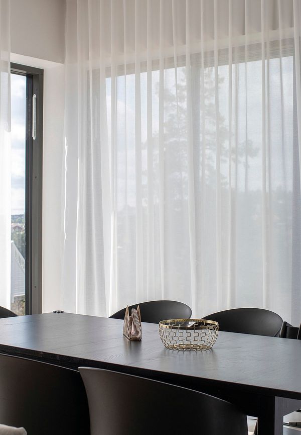 Klassisk vit gardin 2025 från Hasta.