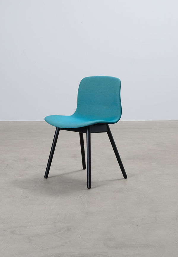 Jättefin Stol som passar bra vid många olika tillfällen.