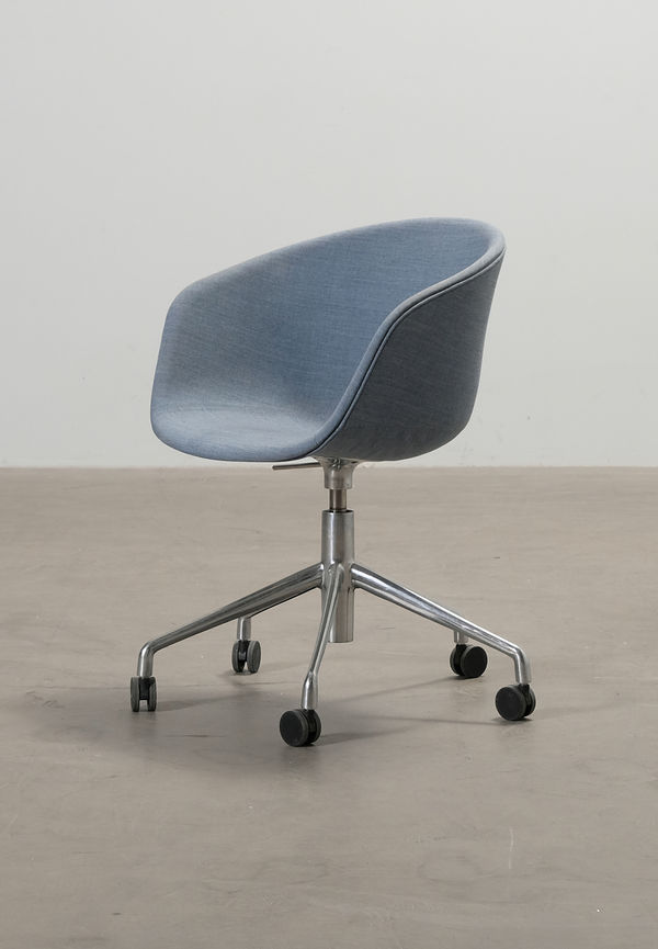 Riktigt trendig stol 2024 från HAY.