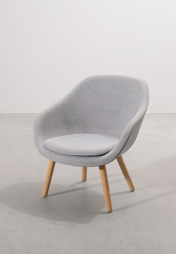 Jättesnygg grå fåtölj i ek från HAY.