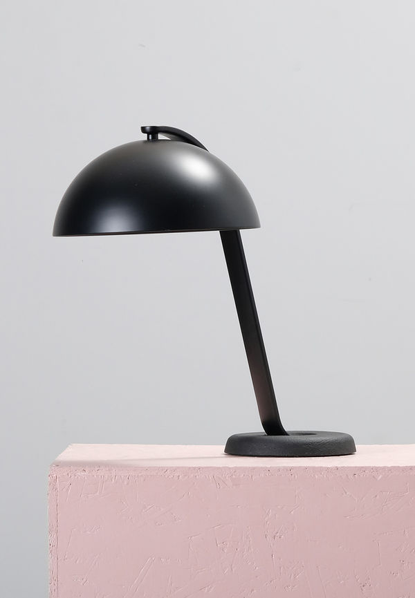 Riktigt fin svart lampa 2024 från HAY.