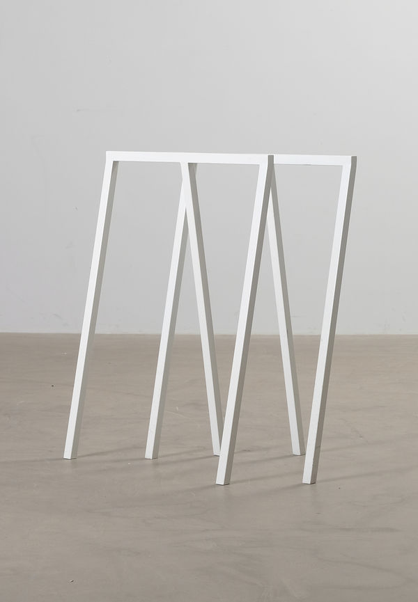 Elegant vit bord 2024 från HAY.