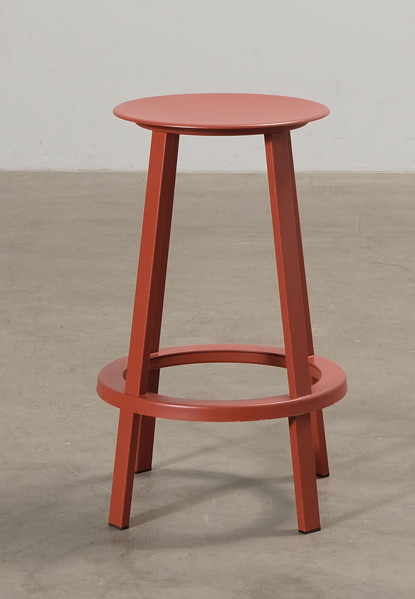 Röd HAY-barpall i modern modell.