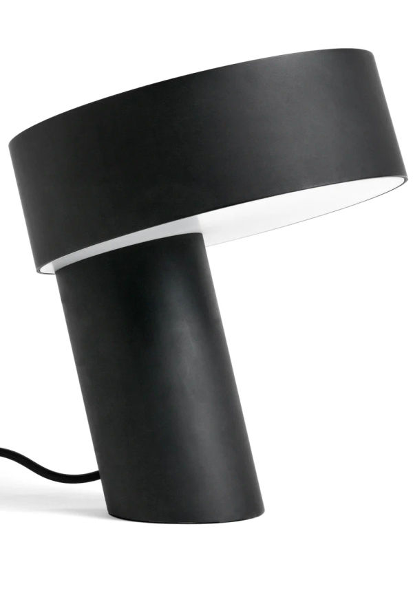 Fin svart lampa 2025 från HAY.