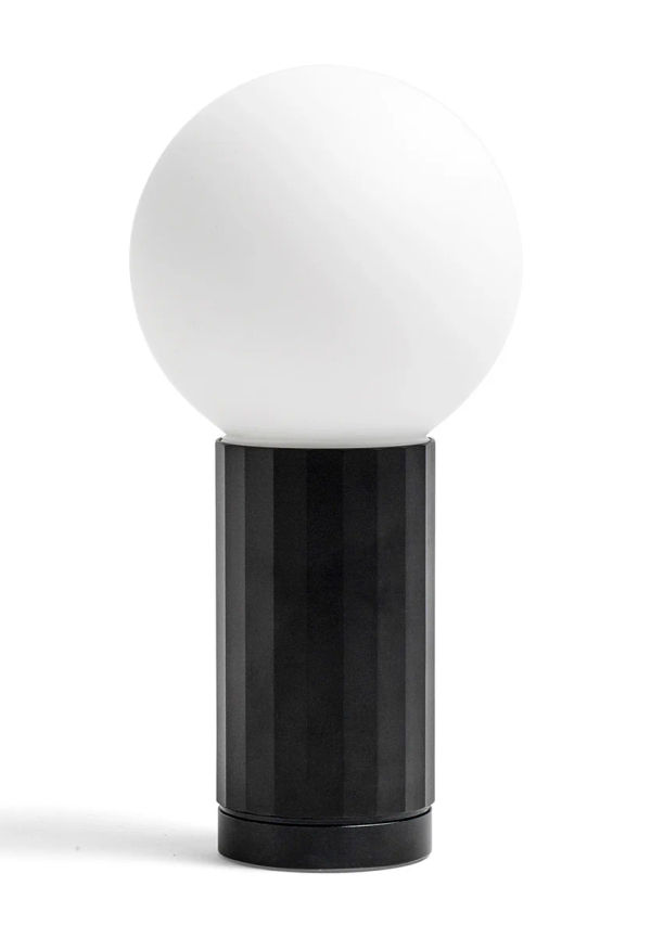 Riktigt trendig svart bordslampa 2025 från HAY.