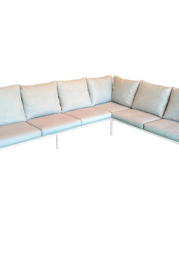 Smickrande soffa i vit färg gjord i aluminium.