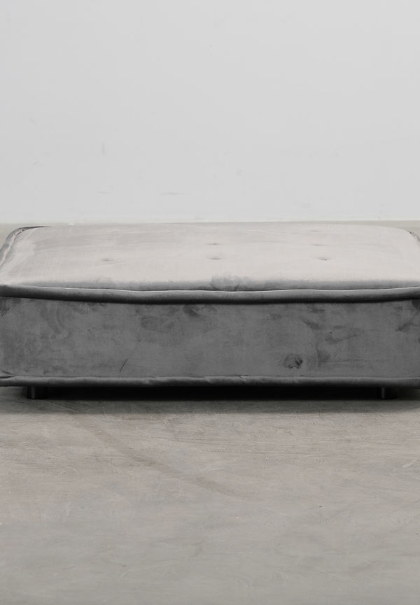 Grå fotpall som passar perfekt till sommaren 2025!