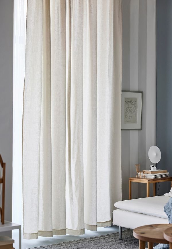 Beige Himla-gardin i exklusiv modell.