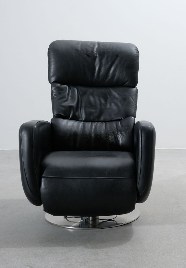 Jättefin fåtölj i svart från Hjort Knudsen.