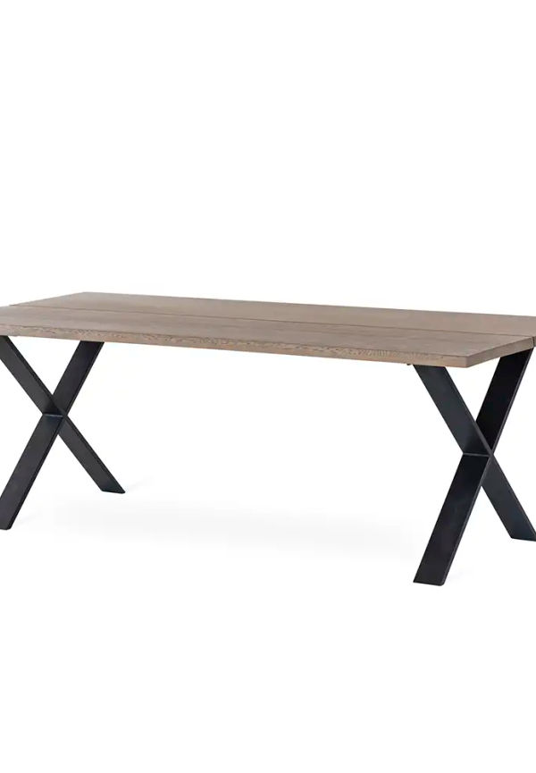 Smickrande bord i ek från Torkelson.