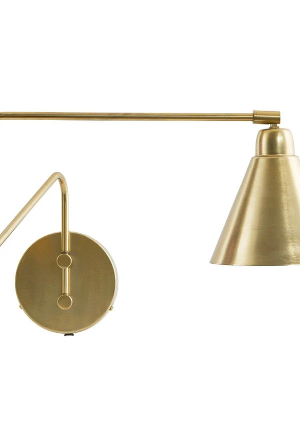 Fin guldfärgad lampa 2025 från House Doctor.