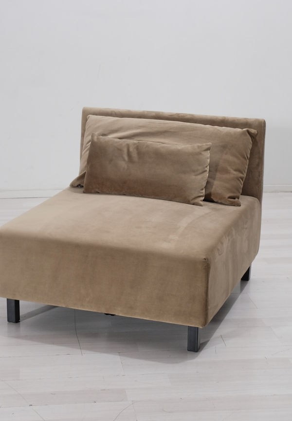 Beige No brand-fåtölj i riktigt fin modell.