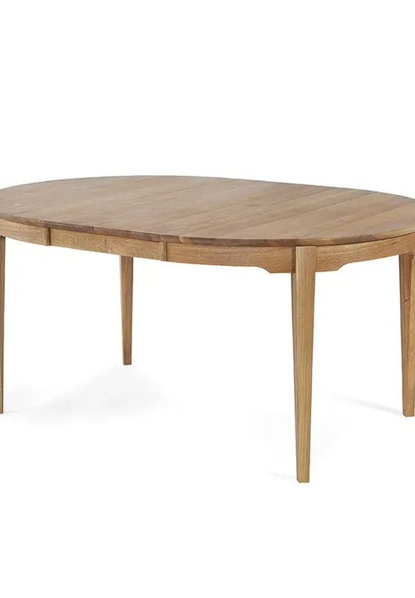 Skön matbord i ek 2025 från Torkelson.