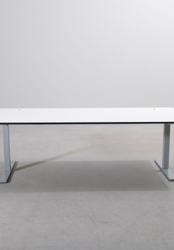 Vit Edsbyn-arbetsbord i fantastiskt fin modell.