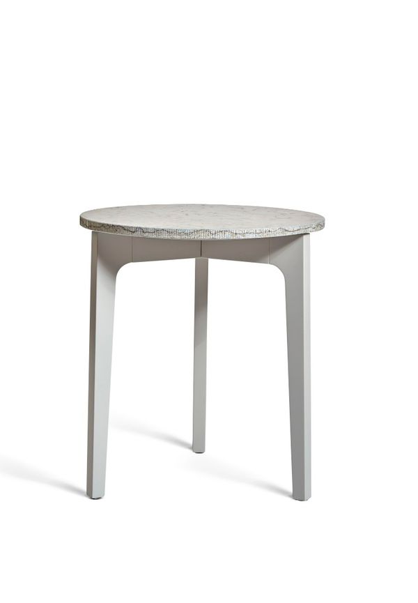 Trendig bord som passar bra vid många olika tillfällen.