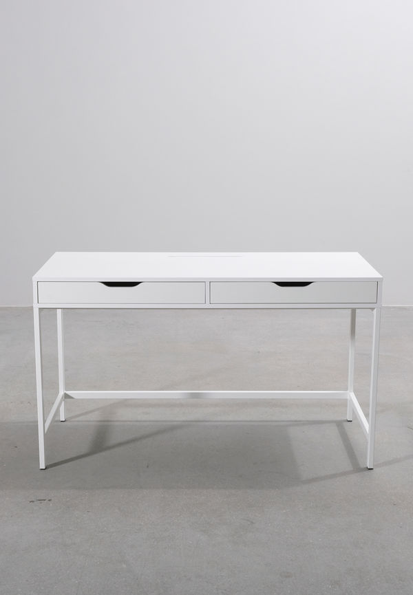 Elegant vit skrivbord 2025 från Ikea.