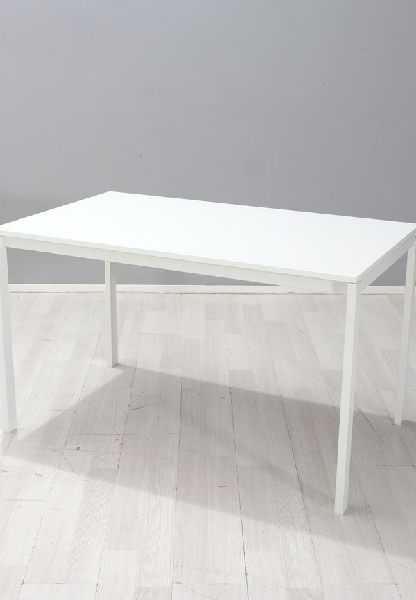 Komfortabel vit bord 2025 från Ikea.