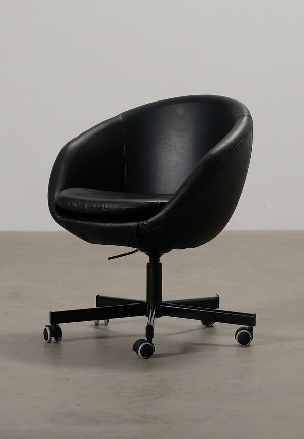 Riktigt trendig svart stol 2025 från Ikea.