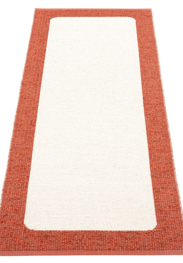 Elegant plastmatta 2025 från Pappelina.