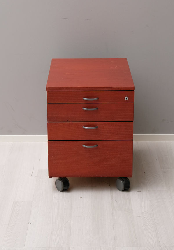 Moderiktig låda i brunt från Isku.