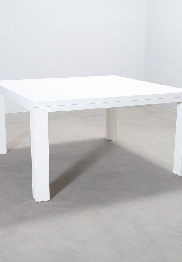 Riktigt trendig matbord i vitt från Isku.