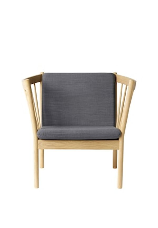 Fantastiskt fin fåtölj i ek 2025 från FDB Møbler.