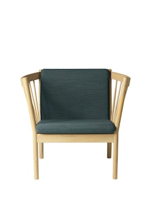 Elegant fåtölj i ek 2025 från FDB Møbler.