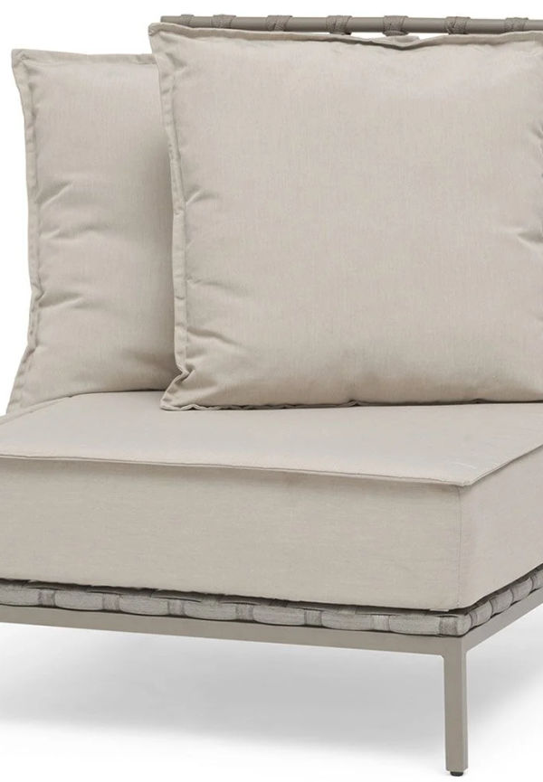 Beige Hillerstorp-aluminiumsolsäng i vacker modell.