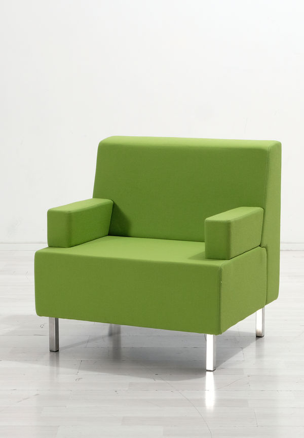 Stilriktig grön fåtölj 2025 från Johanson Design.