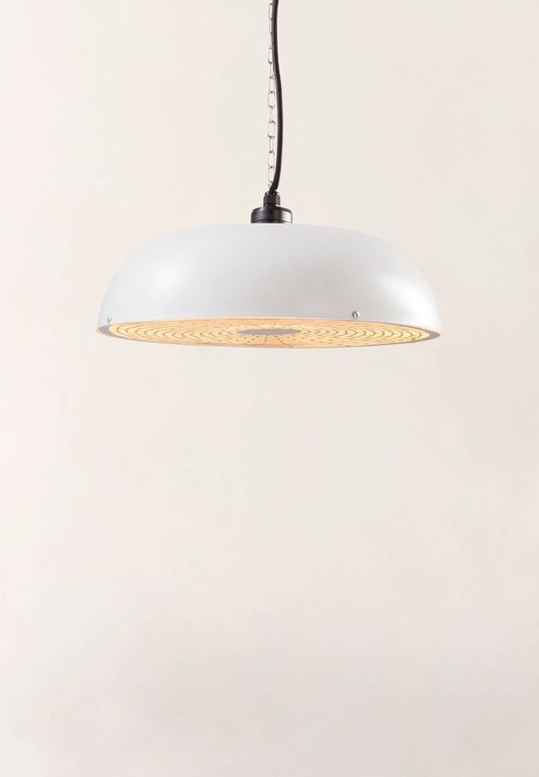 Modern vit lampa i aluminium från Jotex.