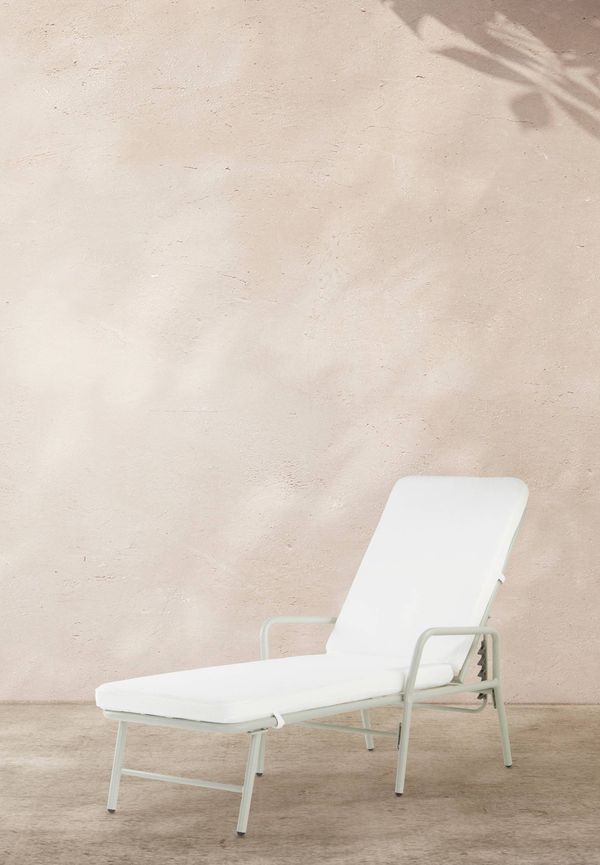 Vacker solsäng i aluminium från Jotex.