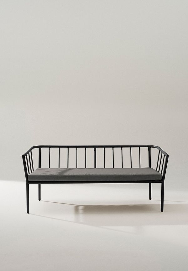 Svart Jotex-aluminiumsoffa i elegant modell.