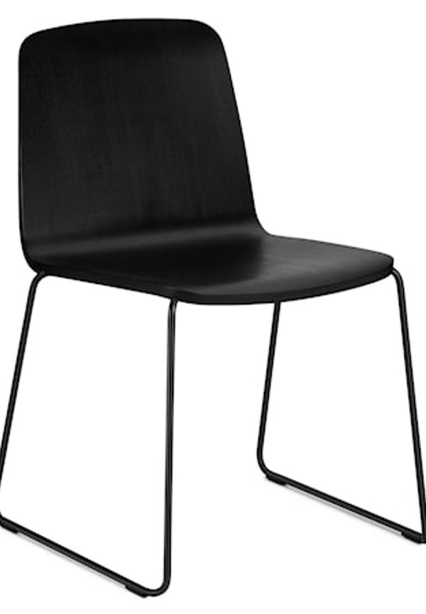 Ikonisk svart stol 2025 från Normann Copenhagen.