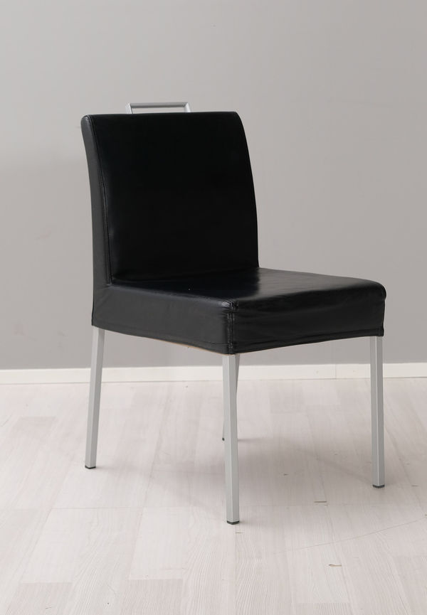 Riktigt snygg svart stol 2025 från Kaani.