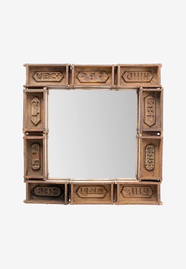 Brun KARE Design-väggspegel i stilren modell.