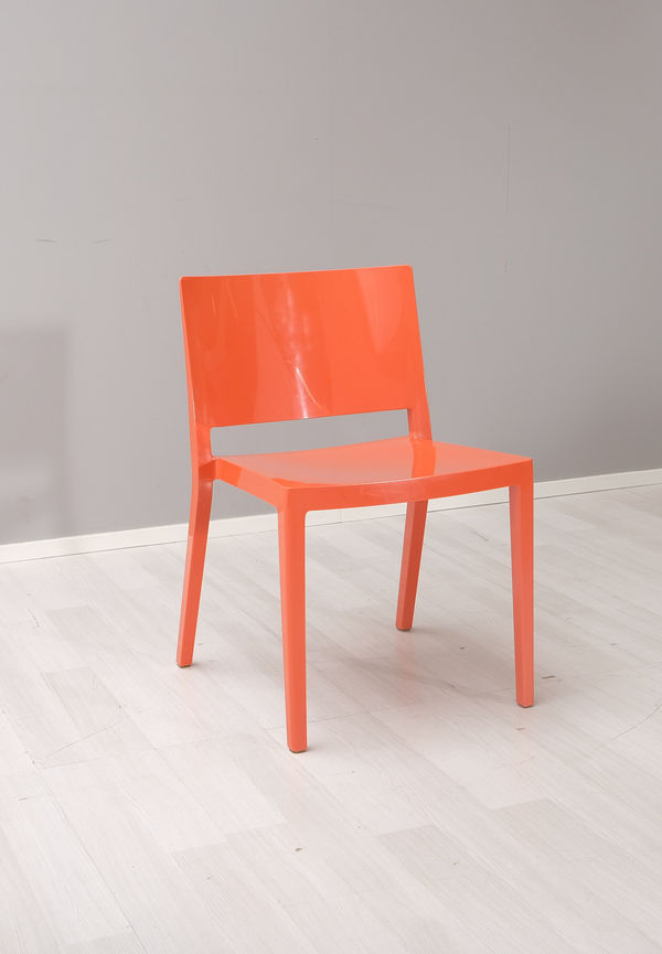 Riktigt snygg röd stol 2025 från Kartell.