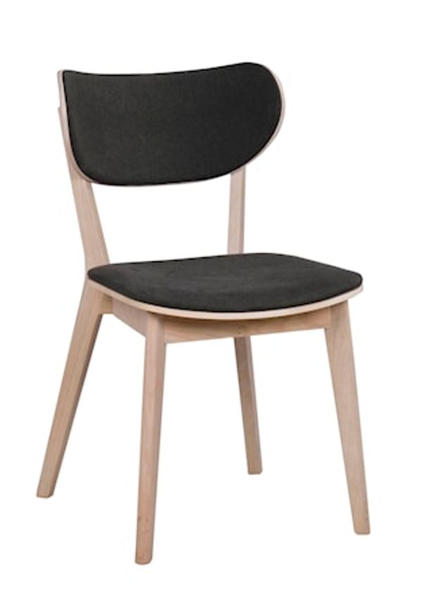 Ikonisk köksstol i ek från Rowico Home.