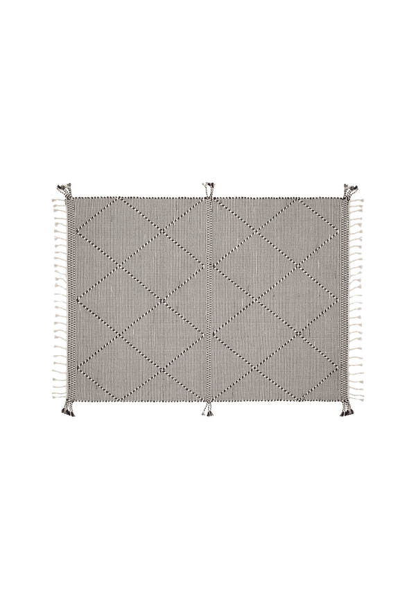 Söt svart matta i bomull från Kave Home.