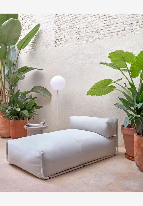 Jättefin loungesäng i grått från Kave Home.